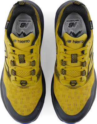 Gelbe New Balance Hierro Laufschuhe mit GORE-TEX und schwarzer Sohle. Gelbe New Balance Hierro Laufschuhe mit GORE-TEX und schwarzer Sohle.