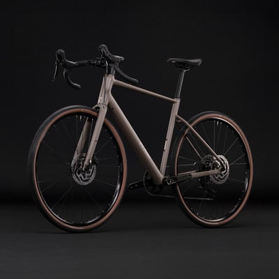 Elegantes graues Gravelbike mit braunen Reifen vor schwarzem Hintergrund. Elegantes graues Gravelbike mit braunen Reifen vor schwarzem Hintergrund.