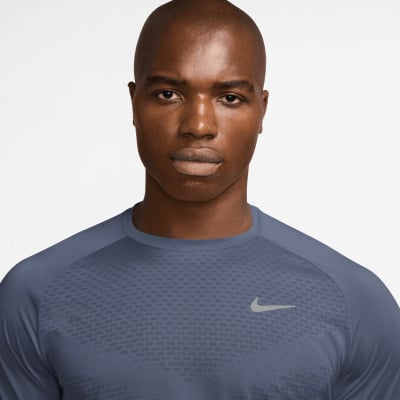 Ein Mann in einem hellblauen Nike-Shirt mit feinem Muster. Ein Mann in einem hellblauen Nike-Shirt mit feinem Muster.