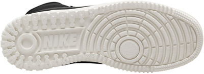 Nike cipő talpa jellegzetes mintázattal és középen Nike logóval. Nike cipő talpa jellegzetes mintázattal és középen Nike logóval.
