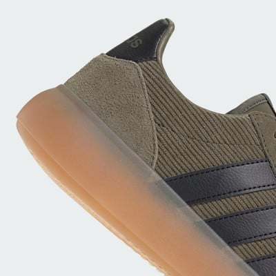 Detail tenisky Adidas s gumovou podrážkou a semišovými prvky v khaki barvě.