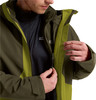 Ein Mann schließt eine grüne Jacke mit Fleecefutter und Jack Wolfskin-Logo.