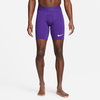 Mann in lila Kompressionsshorts mit Nike-Logo. Mann in lila Kompressionsshorts mit Nike-Logo.
