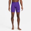 Mann in lila Kompressionsshorts mit Nike-Logo.