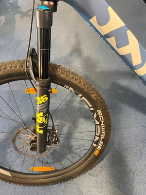 Vorderradgabel und Rad eines Mountainbikes mit Fox-Logo und Schwalbe-Aufschrift. Vorderradgabel und Rad eines Mountainbikes mit Fox-Logo und Schwalbe-Aufschrift.