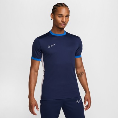 Ein Mann in einem dunkelblauen T-Shirt mit blauem Kragen und weißen Seitenstreifen. Ein Mann in einem dunkelblauen T-Shirt mit blauem Kragen und weißen Seitenstreifen.