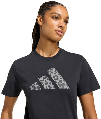 Schwarzes Adidas-T-Shirt für Damen mit Leopardenmuster auf dem Logo. Schwarzes Adidas-T-Shirt für Damen mit Leopardenmuster auf dem Logo.