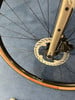 Detail eines Fahrradvorderrads mit Scheibenbremse und Gabel.