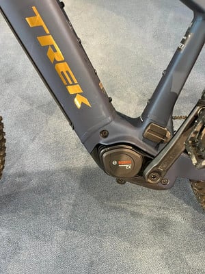 Detail eines Trek E-Mountainbikes mit Bosch-Motor und goldenem Logo.