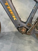 Detail eines Trek E-Mountainbikes mit Bosch-Motor und goldenem Logo.