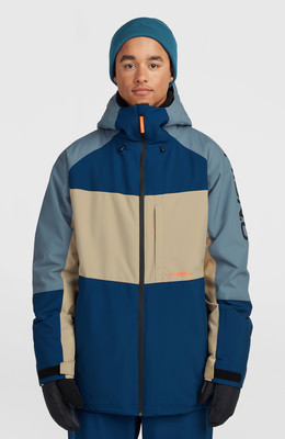Ein Mann in einer blauen Winterjacke mit beige Streifen und blauer Mütze. Ein Mann in einer blauen Winterjacke mit beige Streifen und blauer Mütze.