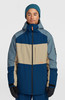 Ein Mann in einer blauen Winterjacke mit beige Streifen und blauer Mütze.