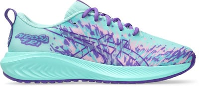 Ein Laufschuh in Mintgrün mit lila Schnürsenkeln und Muster. Ein Laufschuh in Mintgrün mit lila Schnürsenkeln und Muster.