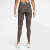 Eine Frau in dunklen Leggings und weißen Turnschuhen mit Nike-Logo am Bund.