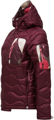 Eine gesteppte Damenjacke in Weinrot mit Kapuze und rosa Details.