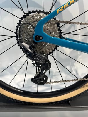 Shimano GRX Schaltwerk an einem Mountainbike mit blauem Rahmen.