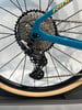 Shimano GRX Schaltwerk an einem Mountainbike mit blauem Rahmen.