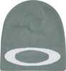 Graue Strickmütze mit weißem Oakley-Logo vorne.