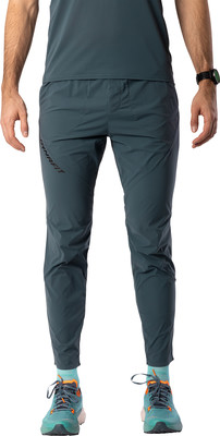 Mann in dunkelblauer Sporthose und Schuhen. Mann in dunkelblauer Sporthose und Schuhen.