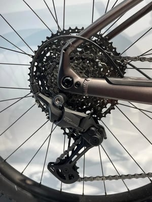 Shimano CUES Schaltwerk am Fahrrad mit Kassette und Kette. Shimano CUES Schaltwerk am Fahrrad mit Kassette und Kette.