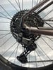 Shimano CUES Schaltwerk am Fahrrad mit Kassette und Kette.