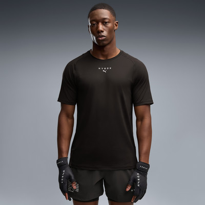 Ein Mann in einem schwarzen T-Shirt und Shorts mit HYROX- und Puma-Logo. Ein Mann in einem schwarzen T-Shirt und Shorts mit HYROX- und Puma-Logo.