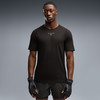 Ein Mann in einem schwarzen T-Shirt und Shorts mit HYROX- und Puma-Logo.
