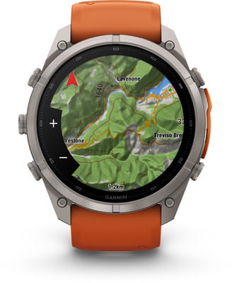 Eine Smartwatch mit orangefarbenem Armband, die eine Karte mit einer Route anzeigt. Eine Smartwatch mit orangefarbenem Armband, die eine Karte mit einer Route anzeigt.