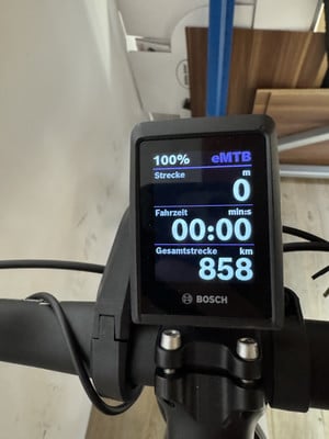 Bosch E-Bike Display zeigt 100% Akku und 858 km Gesamtkilometerstand. Bosch E-Bike Display zeigt 100% Akku und 858 km Gesamtkilometerstand.