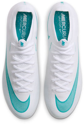 Weiße Fußballschuhe mit türkisfarbenem Nike-Logo und Mercurial Vapor Schriftzug. Weiße Fußballschuhe mit türkisfarbenem Nike-Logo und Mercurial Vapor Schriftzug.