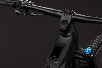 Detail eines E-Mountainbikes mit Display und Lenker. Detail eines E-Mountainbikes mit Display und Lenker.