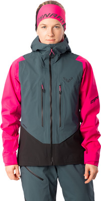 Ein Mädchen mit pinker Mütze und dunkelblauer Jacke mit pinken Ärmeln.