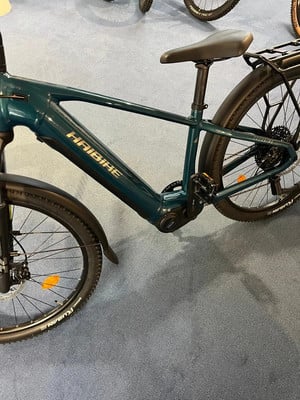 Ein grünes E-Bike von Haibike mit schwarzem Sattel und Gepäckträger. Ein grünes E-Bike von Haibike mit schwarzem Sattel und Gepäckträger.