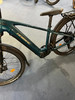 Ein grünes E-Bike von Haibike mit schwarzem Sattel und Gepäckträger.