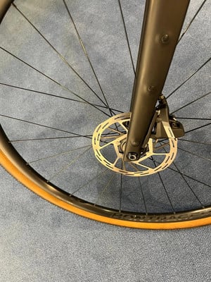 Detail eines Fahrrad-Vorderrads mit Scheibenbremse. Detail eines Fahrrad-Vorderrads mit Scheibenbremse.
