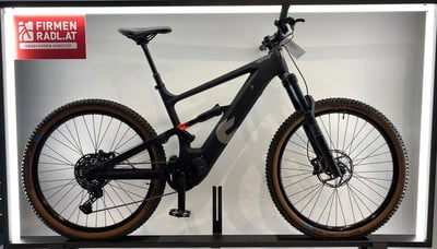 Schwarzes E-Bike mit Federung und Logo auf dem Rahmen. Schwarzes E-Bike mit Federung und Logo auf dem Rahmen.