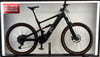 Schwarzes E-Bike mit Federung und Logo auf dem Rahmen.