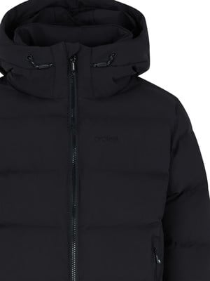 Schwarze Daunenjacke mit Kapuze und Markenlogo in der Mitte.