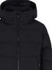 Schwarze Daunenjacke mit Kapuze und Markenlogo in der Mitte.