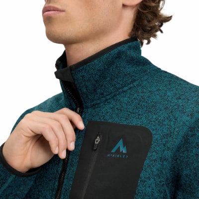 Detail einer dunkelgrünen McKinley-Fleecejacke für Herren mit Logo. Detail einer dunkelgrünen McKinley-Fleecejacke für Herren mit Logo.