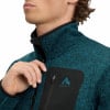 Detail einer dunkelgrünen McKinley-Fleecejacke für Herren mit Logo.