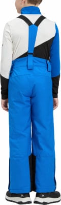Rückansicht eines Jungen in blauer Skihose mit Trägern. Rückansicht eines Jungen in blauer Skihose mit Trägern.
