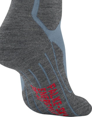 Graue Socke mit blauen Streifen und rotem Markenlogo auf der Sohle. Graue Socke mit blauen Streifen und rotem Markenlogo auf der Sohle.