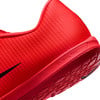 Detail červenej športovej topánky Nike s logom a nápisom 'Cushlon'.