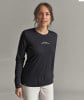 Frau in Freizeitkleidung mit Bergmotiv auf dem T-Shirt.