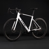 Ein weißes Cube Rennrad mit schwarzen Details auf dunklem Hintergrund.