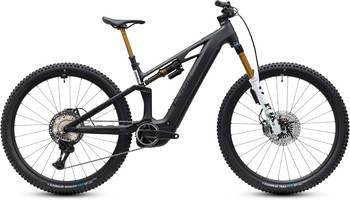 Schwarzes Cube Fullsuspension E-Mountainbike mit Fox-Federung und goldenen Akzenten.