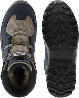 Blick auf die Schuhe von vorne und unten, mit Detailaufnahme der Sohle. Blick auf die Schuhe von vorne und unten, mit Detailaufnahme der Sohle.