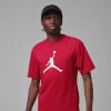 Mann in rotem T-Shirt mit Jumpman-Logo und schwarzer Kappe.