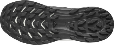 Schwarze Laufschuhsohle mit ausgeprägtem Profil für Traktion. Schwarze Laufschuhsohle mit ausgeprägtem Profil für Traktion.